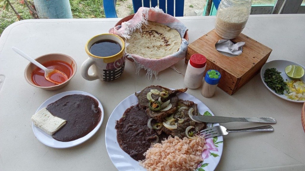 Bistec encebollado con frijoles, arroz y tortillas en Comedor Doña Martha