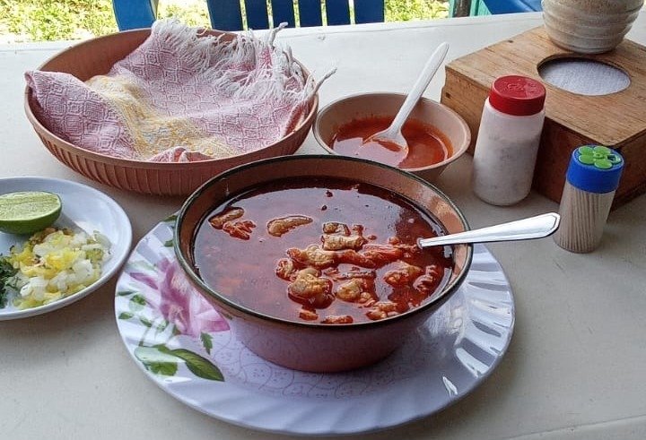 Mondongo istmeño caldoso con hierbas y chile guajillo, servido en Comedor Doña Martha