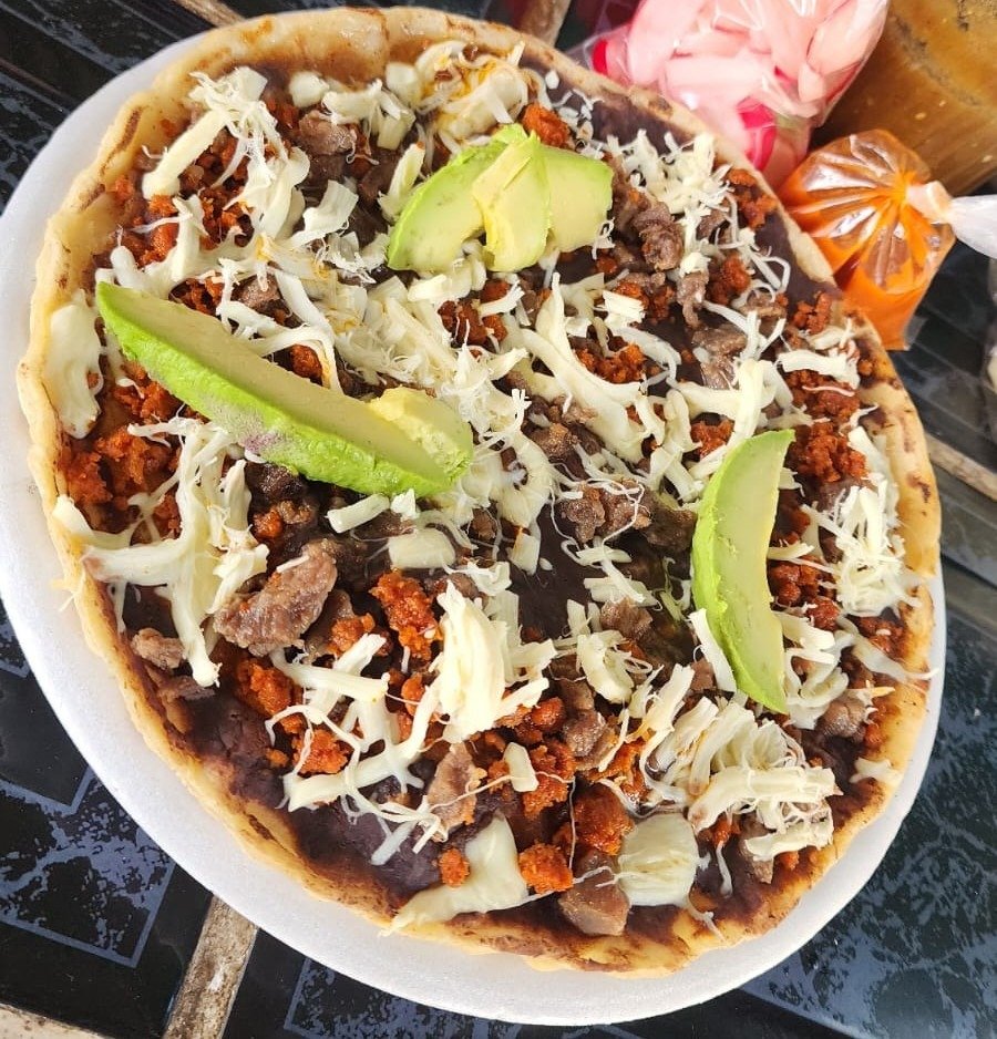 Picadas istmeñas con chorizo, queso y aguacate – Comedor Doña Martha